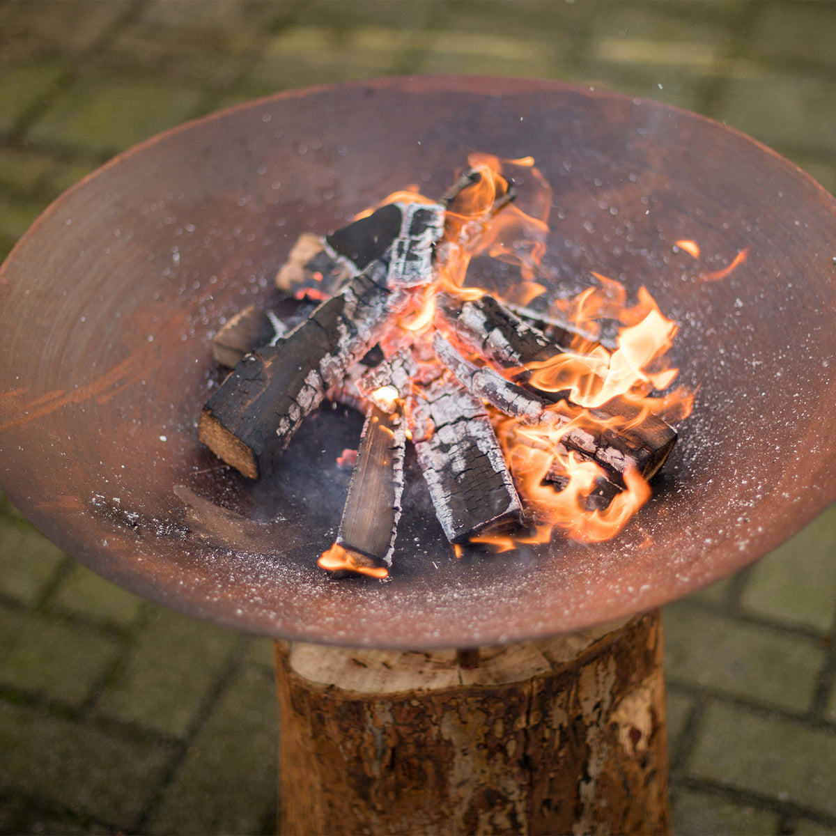 Bålpanne på trestubbe – Cortenstål