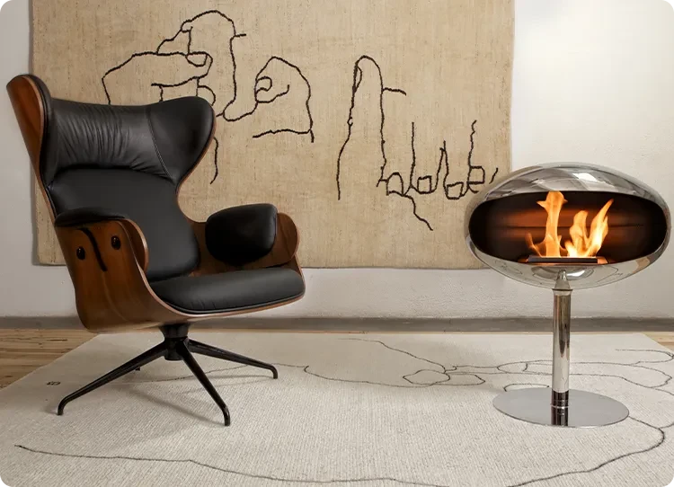 Cocoon Fires Pedestal i rustfritt stål i stueinnredning