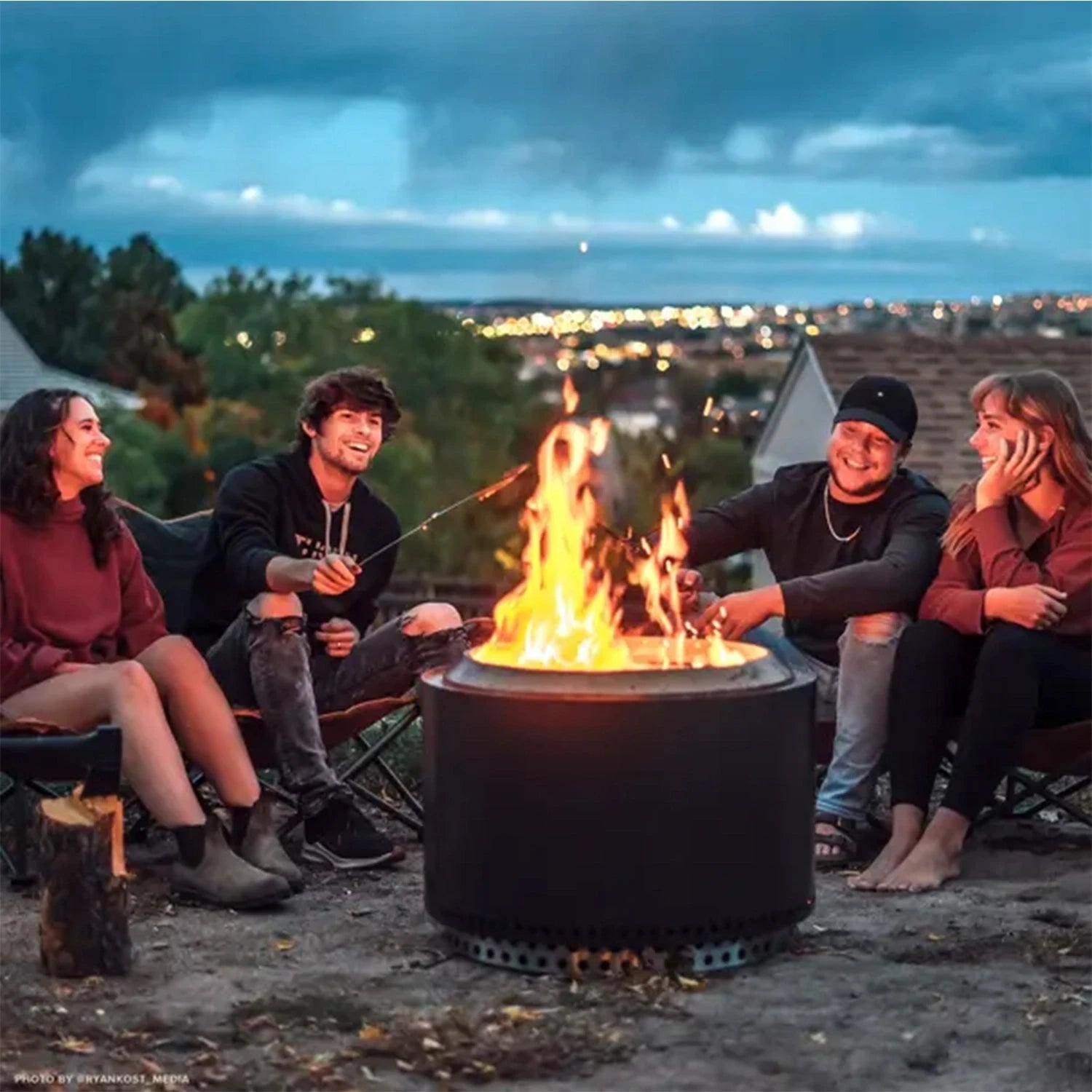 Solo Stove Yukon Black bålpanne i en koselig utendørs setting